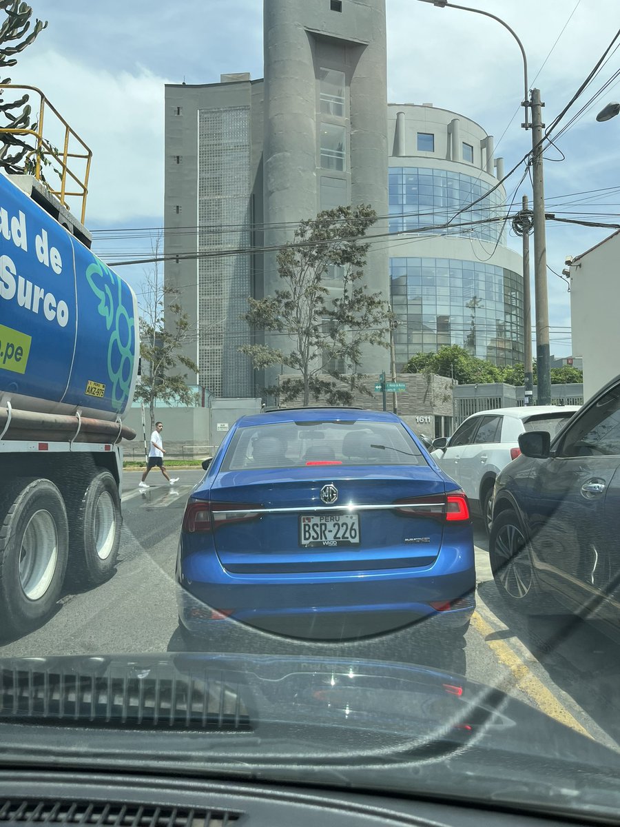 #Prepotencia la conductora de este vehículo impide el paso a los vecinos de #Surco <a href="/TechitoBruce/">Carlos Bruce - Techito</a>  tu ayuda!! Que serenazgo retire ese vehículo. Una emergencia y no tenemos cómo salir. Cruce de las fresias con alonso molina #UPC