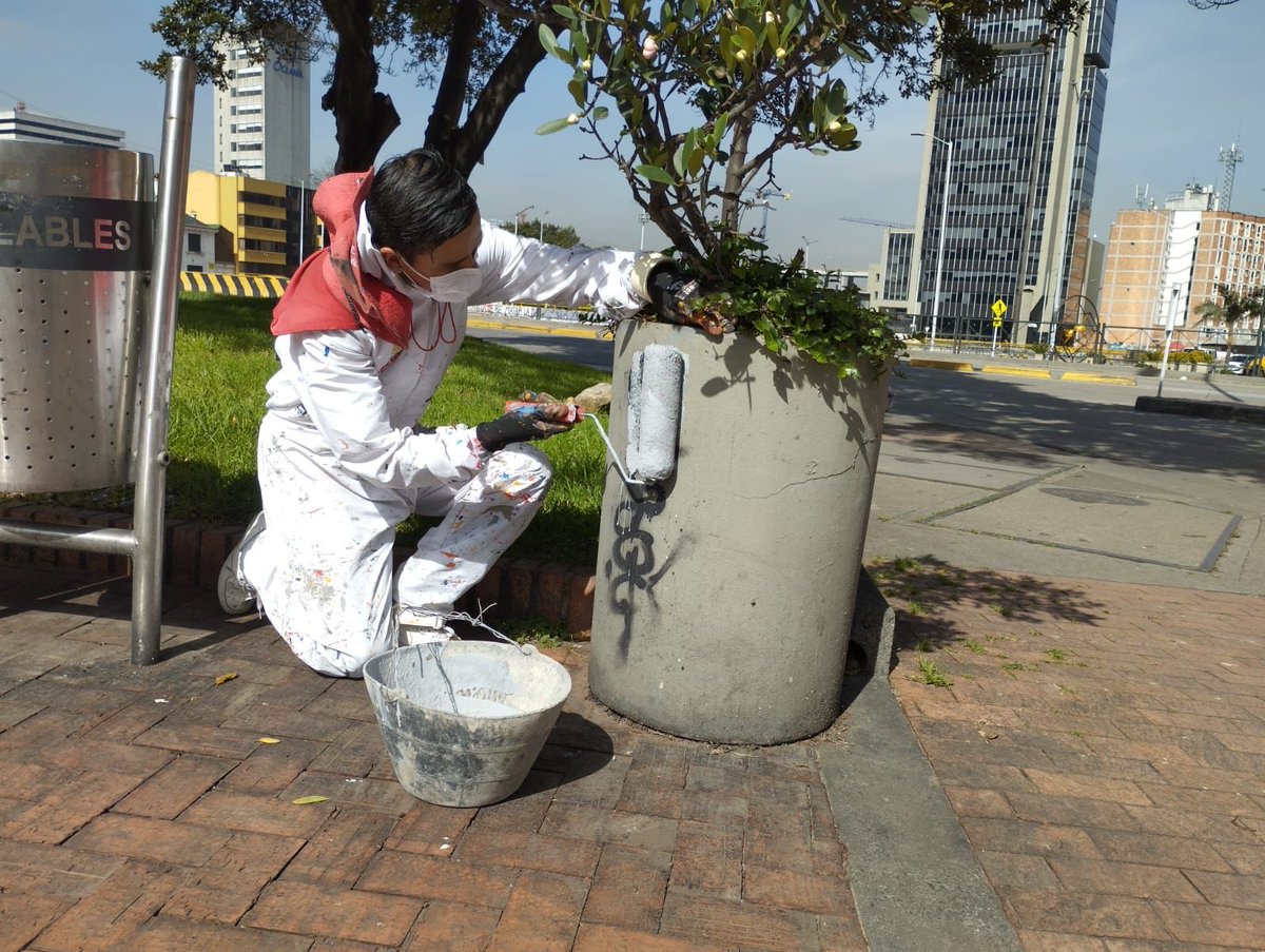 MiEspacioesBog's tweet image. 📍 Carrera 10 – Calle 27  - Iglesia San Diego #TransformAcción 2.0

Por instrucción de @Bogota , y junto a @COL_EJERCITO y @AsoSandiego adelantamos la revitalización de esta zona, fortaleciendo la confianza y la seguridad para la comunidad.

#MásYMejorEspacioPúblico 
#AquiSiPasa