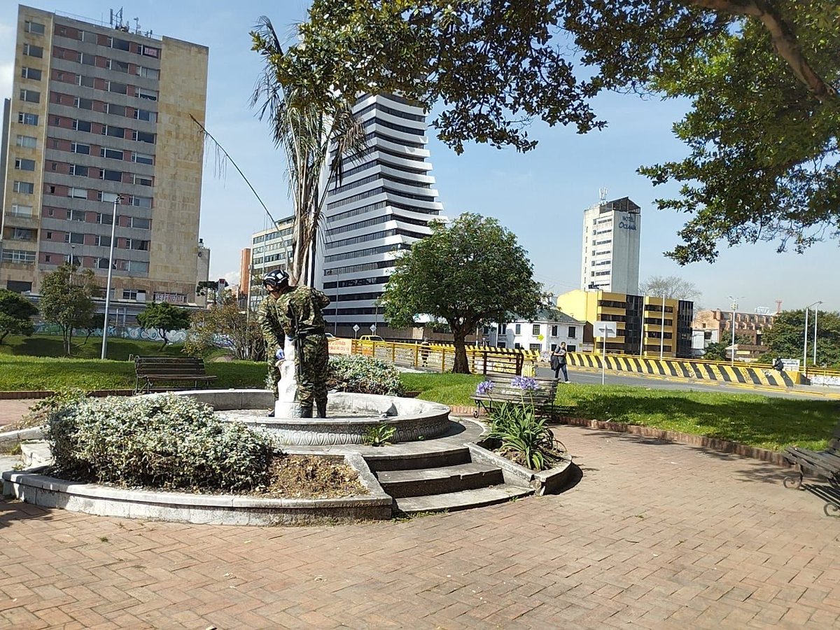 MiEspacioesBog's tweet image. 📍 Carrera 10 – Calle 27  - Iglesia San Diego #TransformAcción 2.0

Por instrucción de @Bogota , y junto a @COL_EJERCITO y @AsoSandiego adelantamos la revitalización de esta zona, fortaleciendo la confianza y la seguridad para la comunidad.

#MásYMejorEspacioPúblico 
#AquiSiPasa