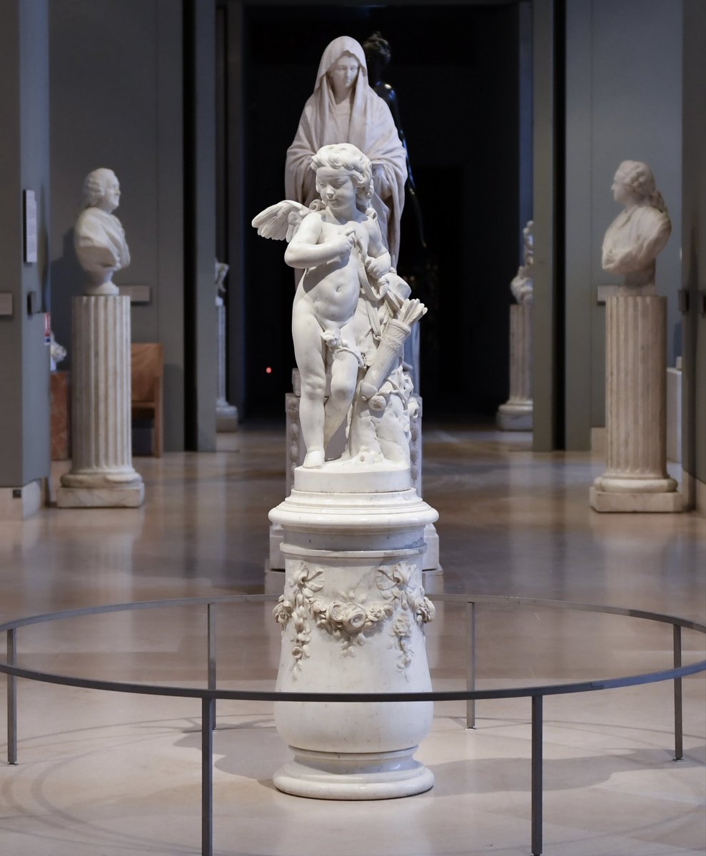 #LouvreALaLoupe/#LouvreDetails

🇫🇷 Inspectons les œuvres du musée avec #LouvreALaLoupe ! Aujourd’hui, focus sur ce chef-d’œuvre de Jacques Saly ! 

L’Amour essayant une de ses flèches de Jacques Saly est un des chefs-d’œuvre de la collection de la marquise de Pompadour.  

Daté