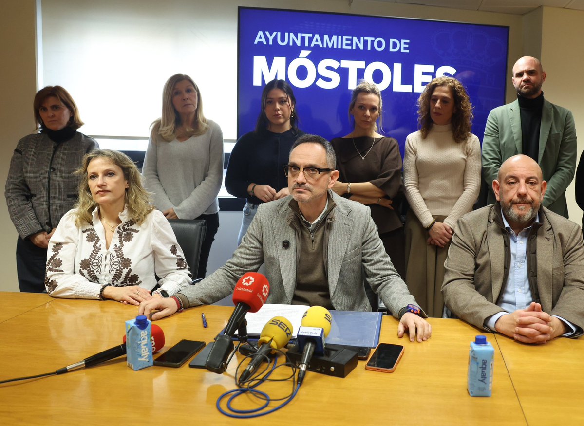 DiegoRBCA's tweet image. El alcalde de Móstoles del PP ha pensado esta mañana:

"Me voy a rodear de mujeres a ver si cuela".

Las caras lo dicen todo, tremendo 👇