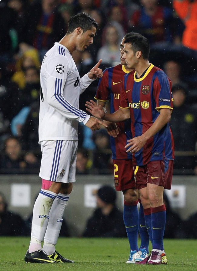 RoyNaldinhoR10's tweet photo. *Clásico Barça - Real Madrid 2010*

🗣️Cristiano a Pedro: ¿Y tú quién eres?

🗣️Pedro Rodríguez: "Yo soy un campeón del mundo, ¿y tú? 

Han pasado 16 años desde aquello, Cristiano Ronaldo aún no ha respondido. https://t.co/4g6bLC3P18