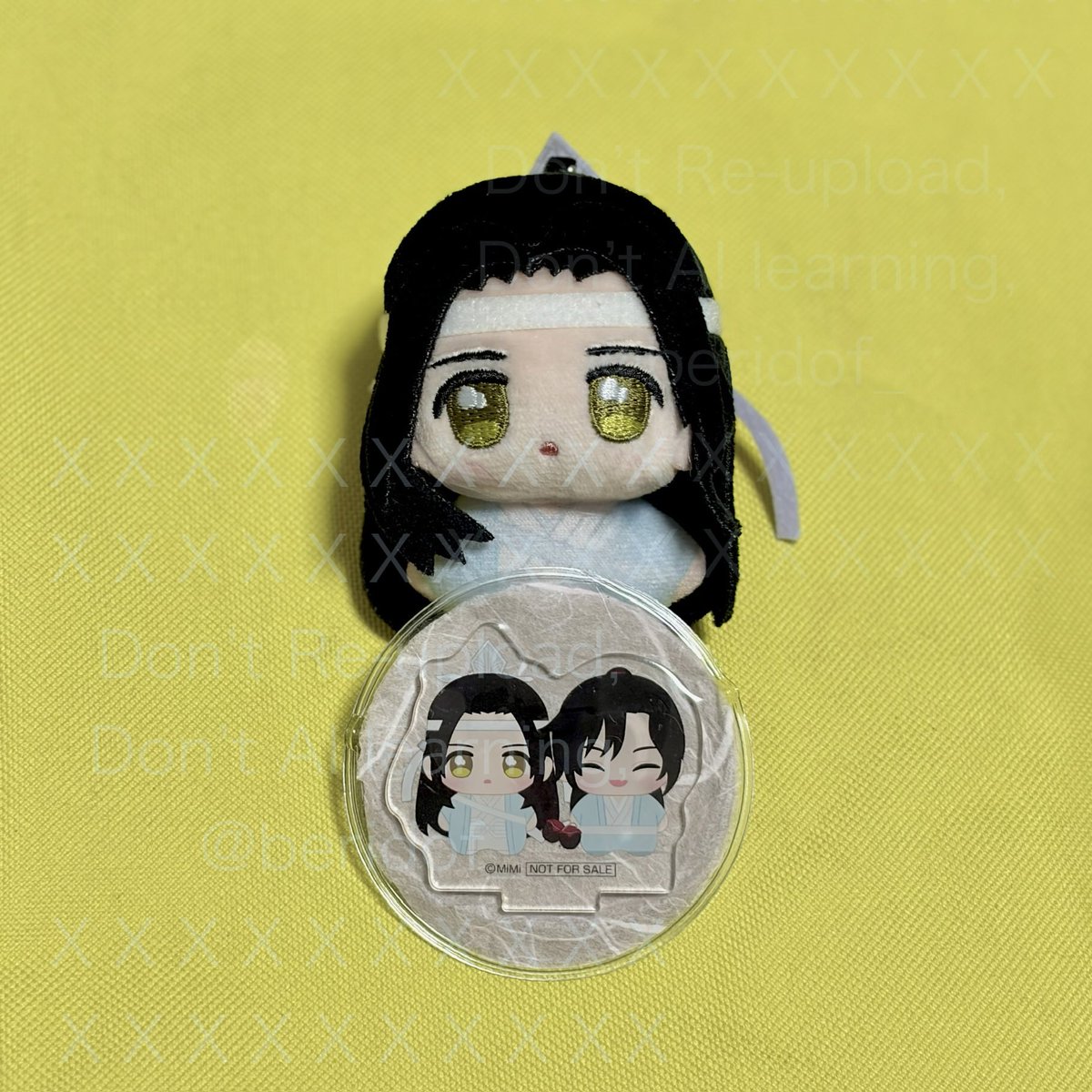 ちゃむのアクスタとりあえず缶バッジカバーに入れてみた。ビーズ挟ん