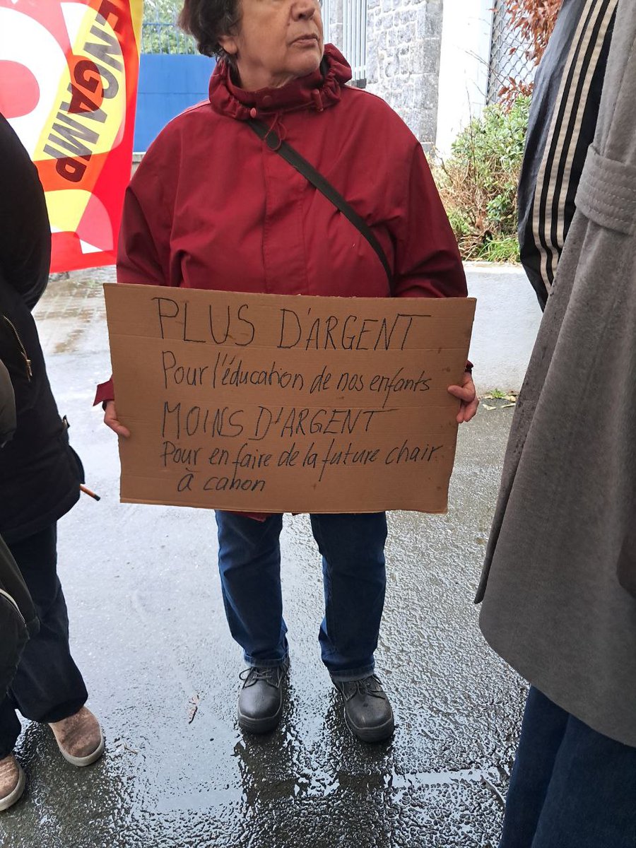 MLepvraud's tweet photo. 🚸 Ce matin à Guingamp aux côtés de l'intersyndicale éducation, qui s'est rassemblée pour manifester son opposition aux suppressions de postes d'enseignante.s du premier degré. Dans les Côtes d'Armor, c'est 97 postes en moins ! Leur mobilisation dénonçait aussi le manque d'AESH ! https://t.co/3Qg89Z1UKP