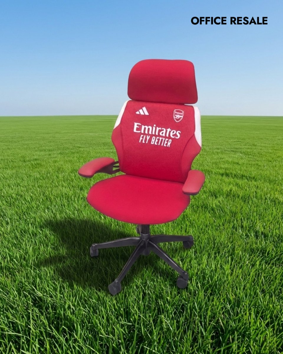 officeresale's tweet photo. Where football passion meets design excellence ✨
Our @Humanscale Freedom &amp; Cushion upholstered in @arsenal kit -made for true fans.
👉 Get in touch if you’d like a bespoke chair featuring your favourite team.
#ArsenalFans #FootballDesign #CustomUpholstery https://t.co/aqXSSgHAJn