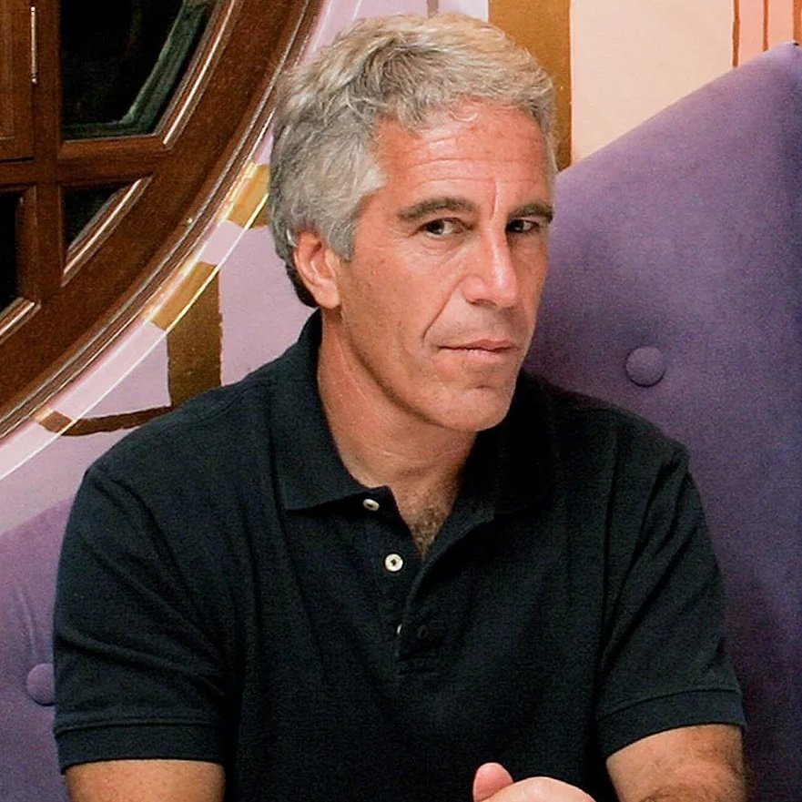 Geo_Menes's tweet photo. "Nossa, imagine viver na mesma época que a pior pessoa da história (Hitler)."

Mas nós, sim, ESTÁVAMOS vivos ao lado da pior pessoa do mundo: Jeffrey Epstein.

Ele supera em perversidade, só perde no quesito de escala bruta de vítimas. https://t.co/cnkEFa7cl9