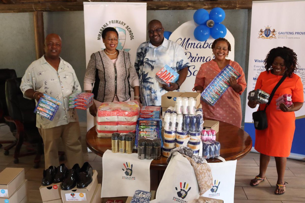 ReginahMhaule's tweet photo. Grateful to have delivered donations of school shoes, sanitary packs &amp; sanitary towels to support our learners at four schools in the Tshwane North District, Gauteng @GovernmentZA @DBE_SA 

#DignityInEducation #CommunitySupport #LearnersFirst #ServiceDelivery https://t.co/LjSEzP4bos