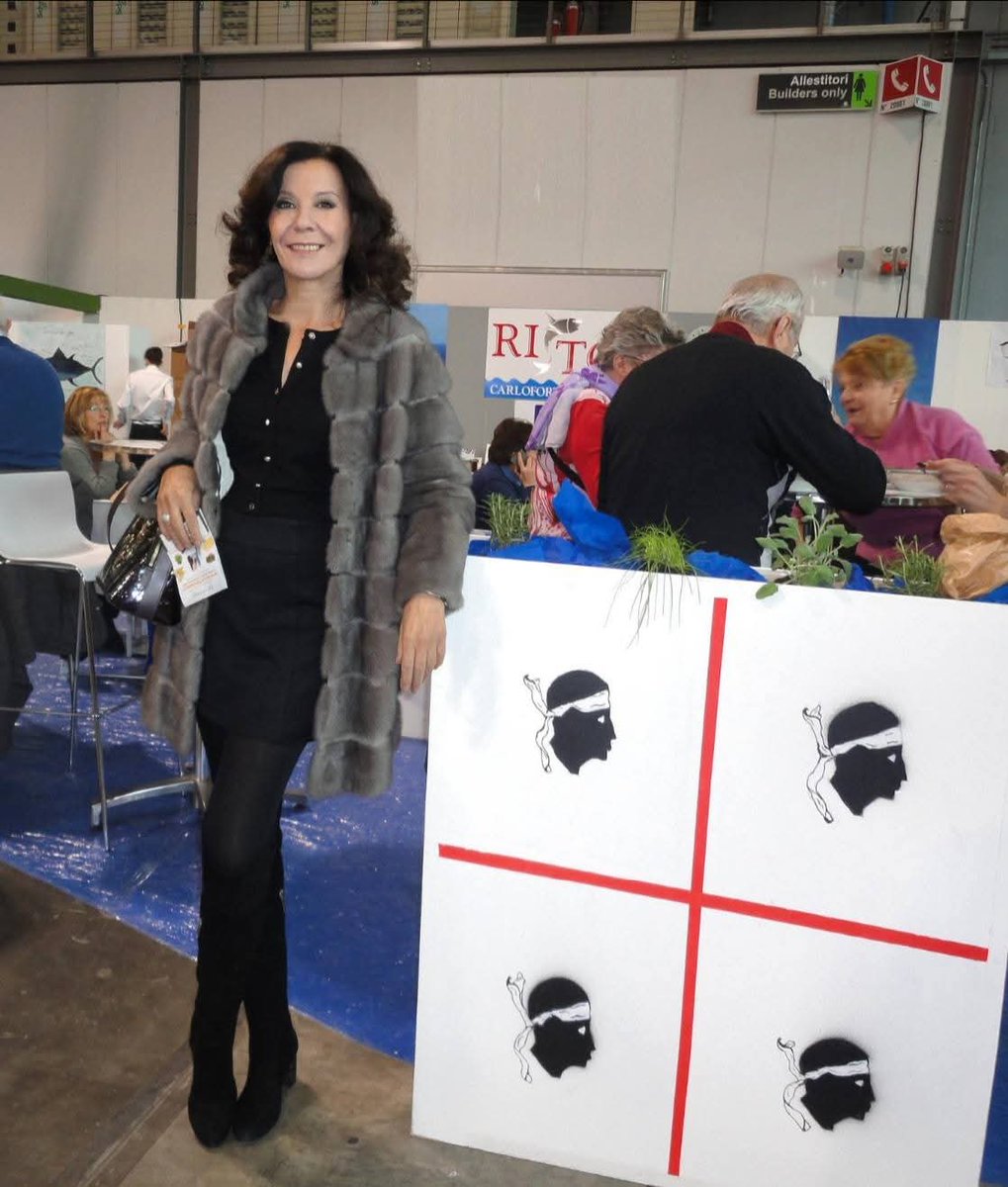 LoredanaStella's tweet image. Due cose che amo sono la #Sardegna  e i #libri 
#buonaserata  #GoodEvening