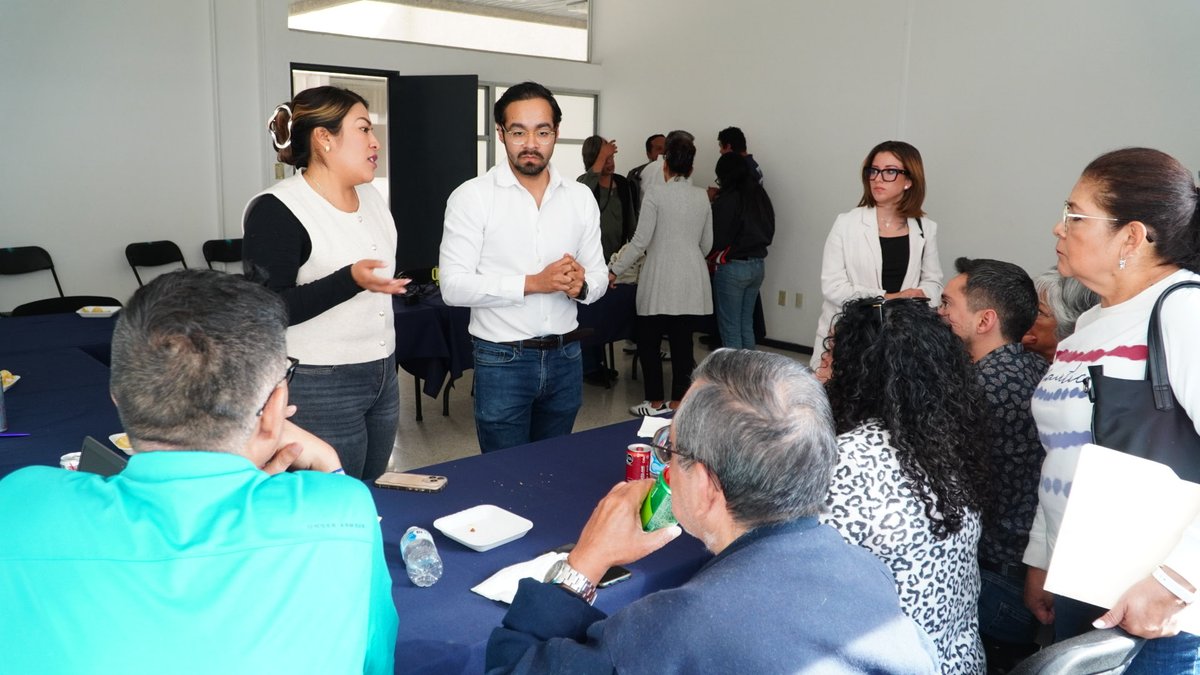ValeriaGroA's tweet photo. Sostuvimos una reunión con vecinas y vecinos de El Parque, Villas del Parque, Constituyentes del Parque y Arboledas, sumando esfuerzos con personal de la Secretaría de Salud, Educación, INDEREQ, Secretaría de Desarrollo Sustentable y distintas dependencias municipales. 🤝 https://t.co/oKTwpfzJXw