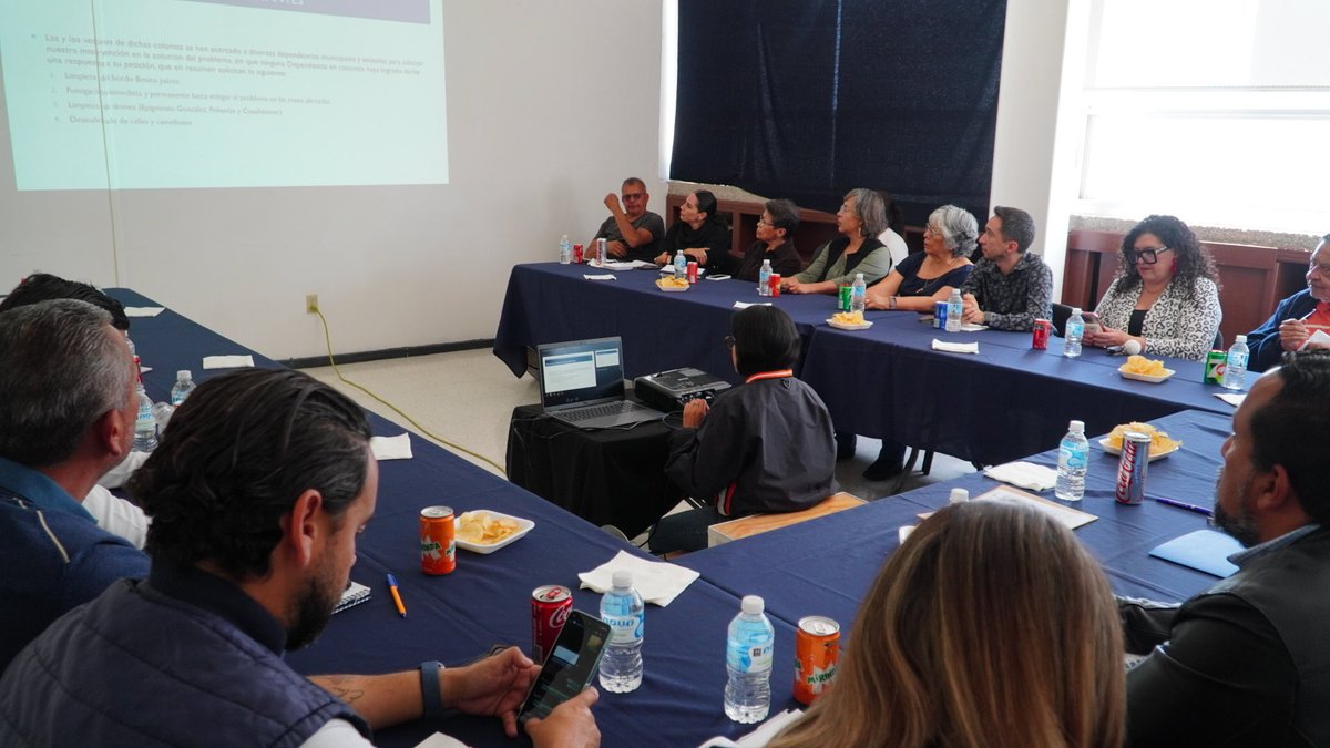 ValeriaGroA's tweet photo. Sostuvimos una reunión con vecinas y vecinos de El Parque, Villas del Parque, Constituyentes del Parque y Arboledas, sumando esfuerzos con personal de la Secretaría de Salud, Educación, INDEREQ, Secretaría de Desarrollo Sustentable y distintas dependencias municipales. 🤝 https://t.co/oKTwpfzJXw