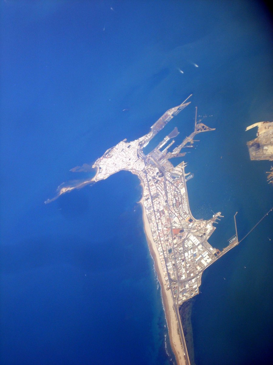 Aterradora la situación en Cádiz.

Se ha inundado todo a su alrededor.