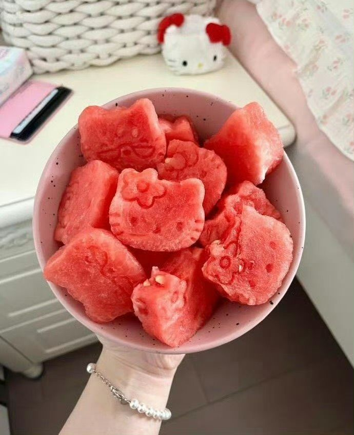 daily_dolce's tweet photo. Hello kitty watermelon https://t.co/t0fhql5sEW