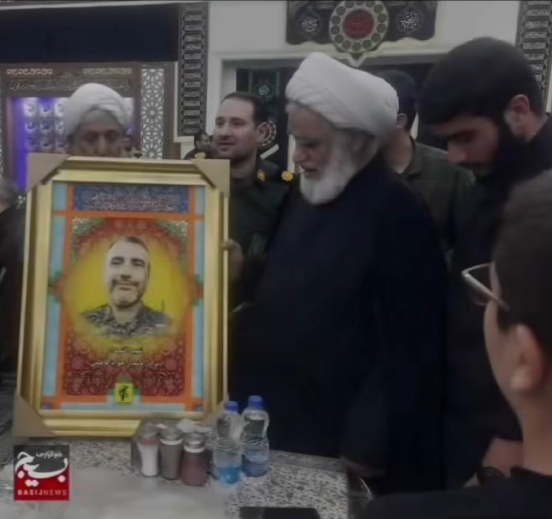AzadDokht1404's tweet photo. عکس سردار سپاه رو گذاشتن کنار نمک و فلفل:)
بعد ما میگیم کتلت بهشون برمی‌خوره:)))))))) https://t.co/P1cYEvZGvH