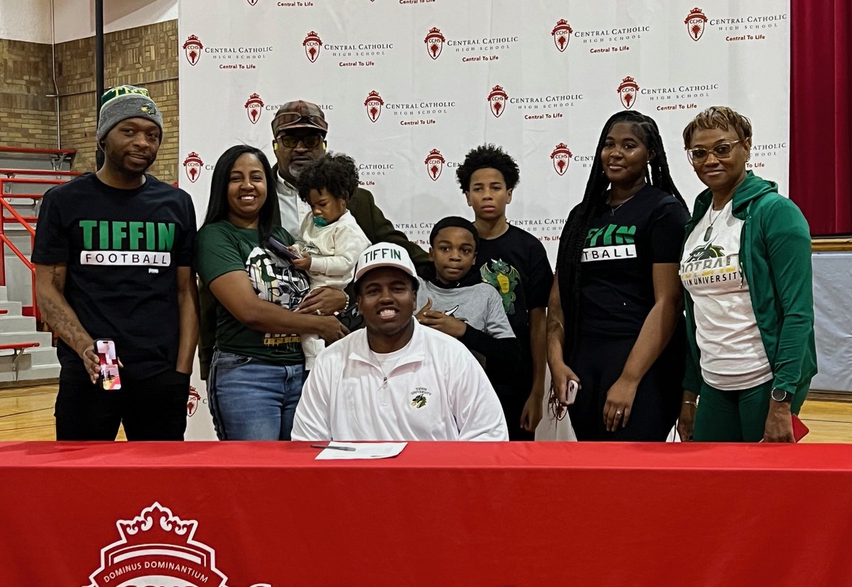 centralcatholic's tweet photo. ☘️🏈✍️ CONGRATS, KEVON!!! @KeHarrison14 signed AAA with @TiffinU on opening day of final national signing period. Standout member of @ToledoCCHS_FB, Kevon was 1 of 6 student-athletes recognized on Wednesday, committed to continue career at collegiate level — GO IRISH!!! #CentralToLife ☘️🏈✍️

Click HERE for More Info ⬇️ 
https://t.co/egV8qaDQrB