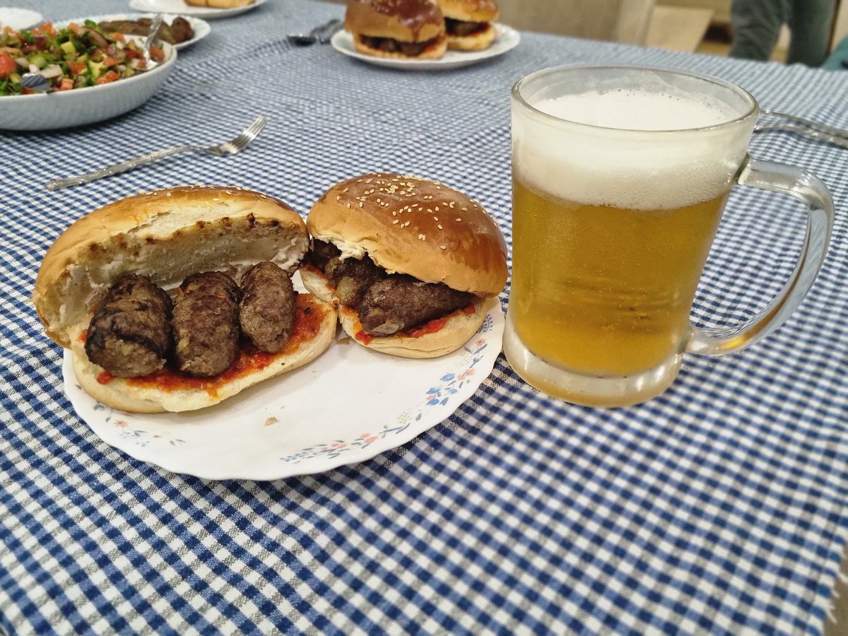 ćevapi yaptım, lütenitsa ve kaymak da sürdüm ve de aman tanrım evde yaptığım bu kadar lezzetli oluyorsa yerinde yemek nasıldır bir an önce edirne'ye sarajevo'ya filan gitmem lazım