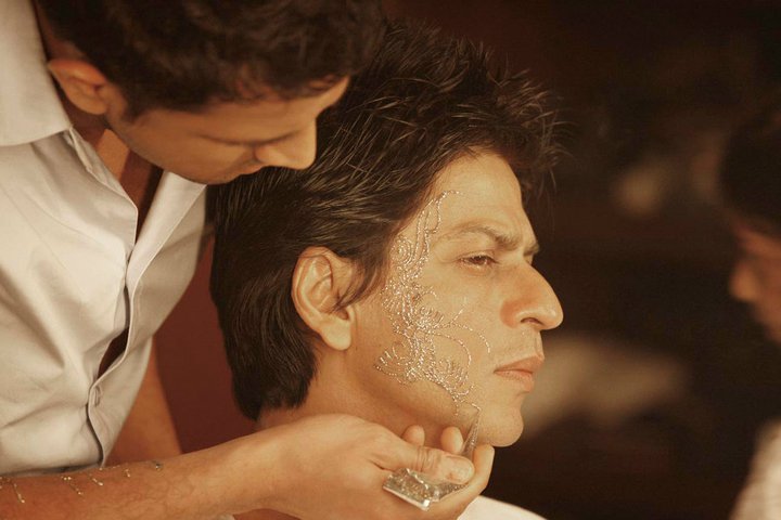 MonikaBeing's tweet photo. #Flashback #ShahRukhKhan @iamsrk and #AshKumar Makeup & Henna Artist https://t.co/BFJwpHnSDu