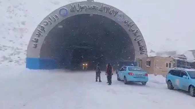 برف باری سنگین شاهراه سالنگ و راه های دایکندی را بست