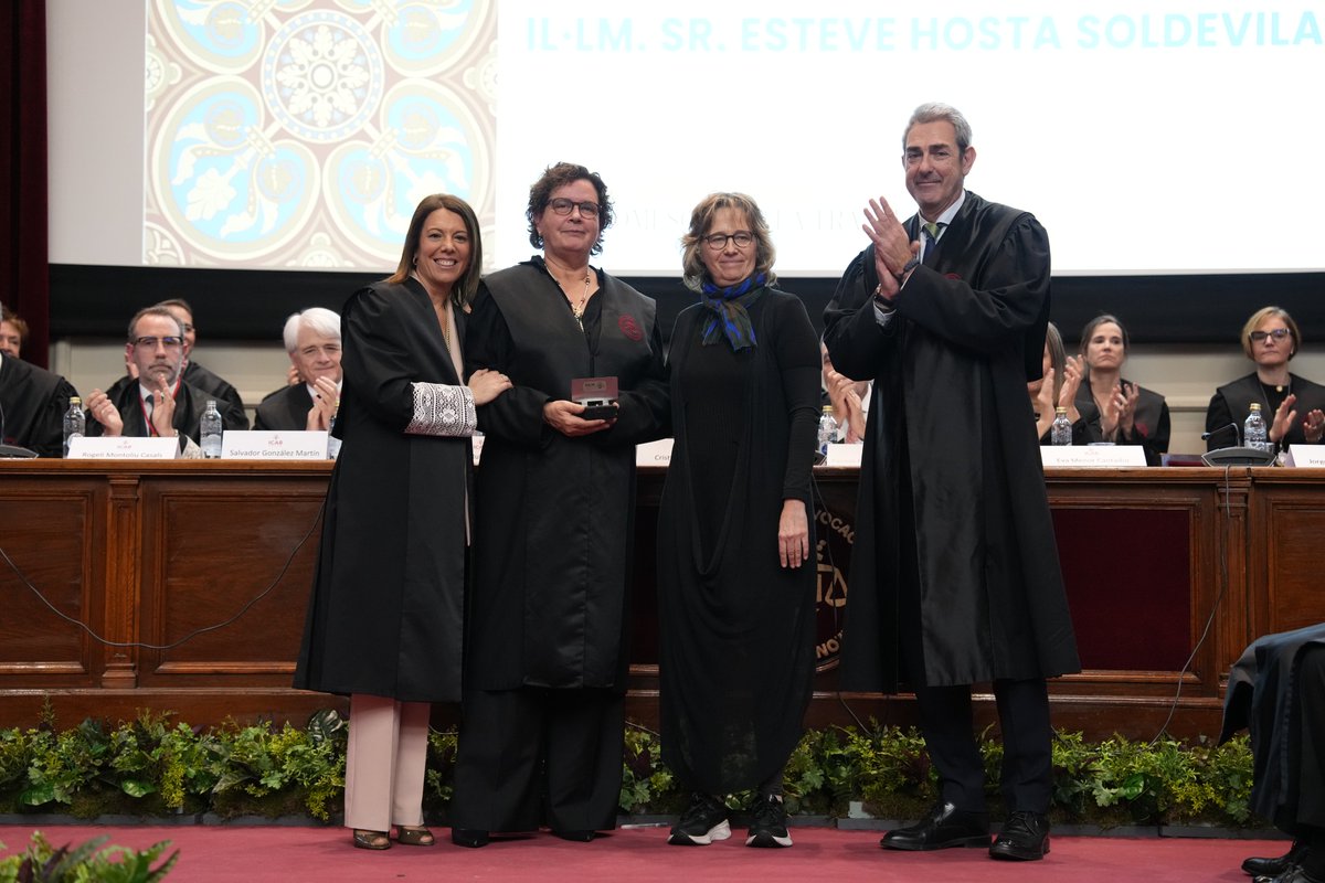 ICABarcelona's tweet photo. @FundacioAbat @evamenorc @igualtatcat 🏆 Lliurament del Premi Felip Portabella a Montserrat Comas, en reconeixement de la seva trajectòria judicial i especial consideració amb l’advocacia. A títol pòstum, a Esteve Hosta Soldevila, magistrat Audiència Provincial BCN, recollit per la seva esposa, Paz Cano (@pazcano1). https://t.co/KTv7g4CUFZ