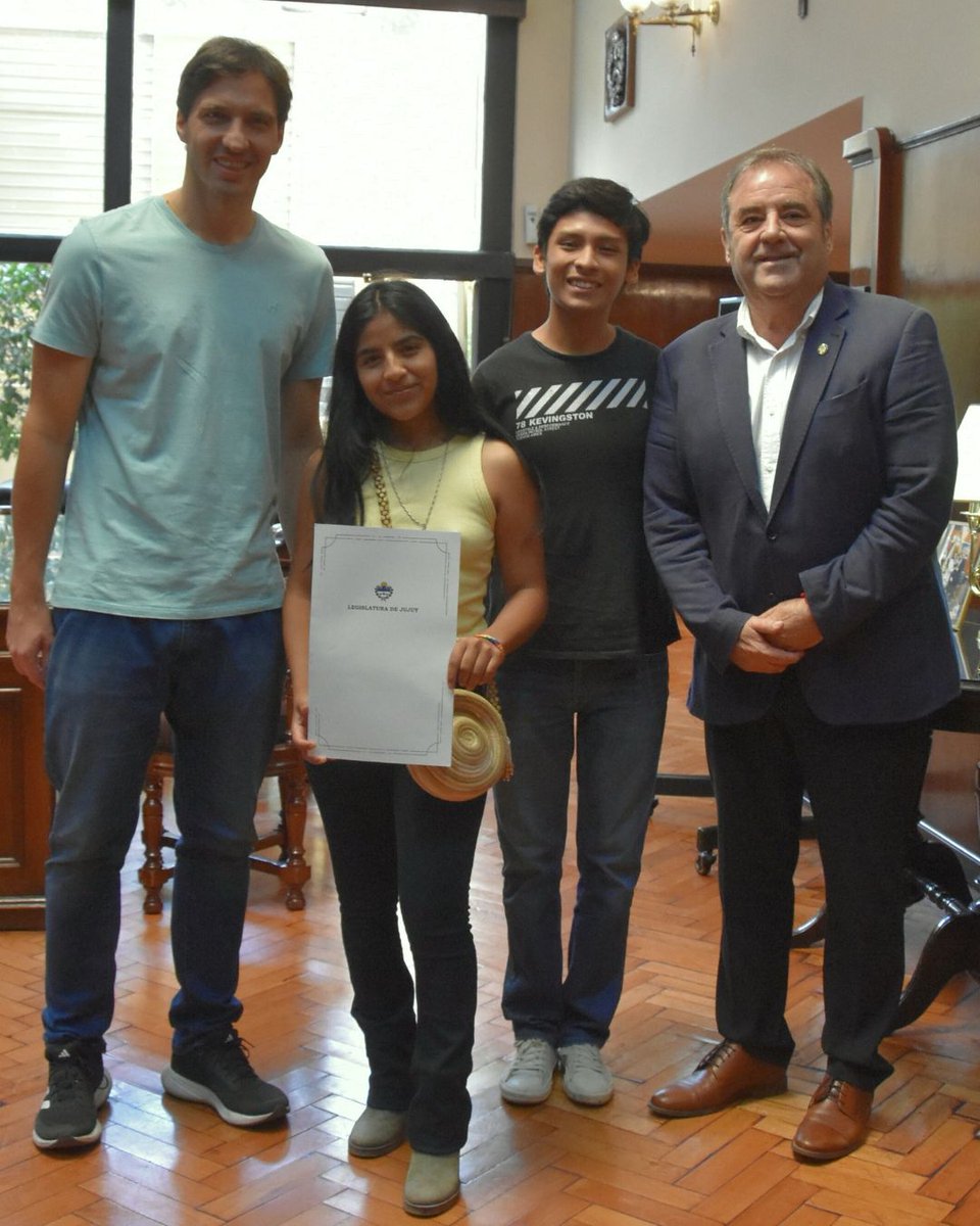 La Legislatura de Jujuy declaró de Interés Legislativo la actuación de Wara Calpanchay, artista revelación de #Cosquín2026.
El reconocimiento fue entregado por el vicegobernador Alberto Bernis y el diputado Adriano Morone.
Arte andino, identidad y orgullo jujeño. 🤍