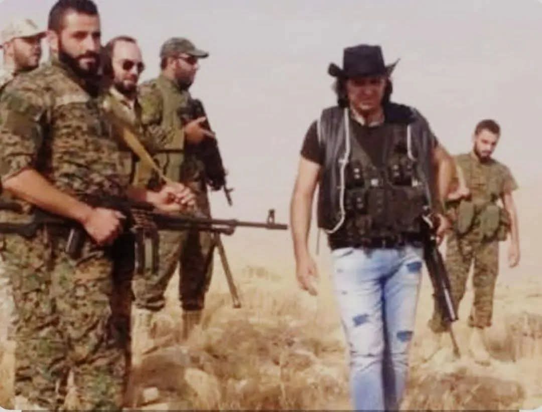 هذه الصورة كافية لسجنه عدة سنوات لو كان هناك " دولة"