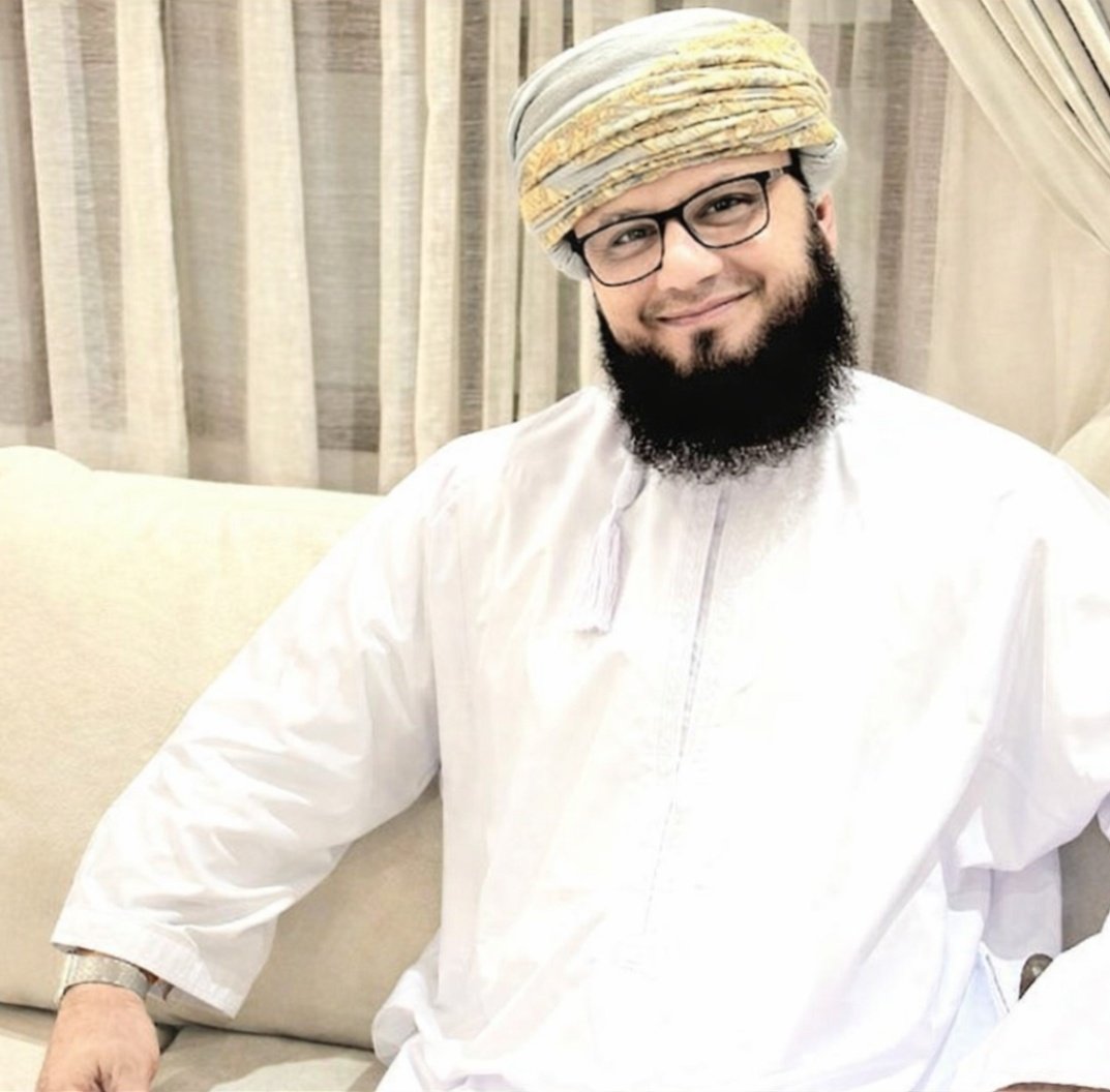 طيبة القلب نور لايخبو ولايفنى
وسرالجمال بنية صادقة تغنى
هو ذاك الذي يمشي بين الناس مبتسما
ينثرالخير عطرا حيثماكان يجنى
صفاء النية بحر لاشطآن له
بل يجعل من العفو مجدا ومعنى
يحب الفرح للغيرقبل نفسه
كأن سعادته في سعادتهم تبنى
سلام على قلب إذا أحب أخلص
وإذا أعطى أعطى بلا منة ولا ثمنا