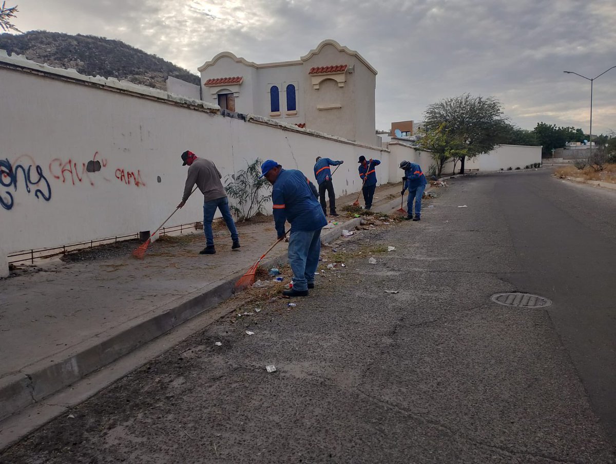servpublicoshmo's tweet photo. Limpieza y mantenimiento de calles y banquetas en Las Lomas. ✅🧹

#DepositaLaBasuraEnSuLugar https://t.co/CZASxhV6Kc