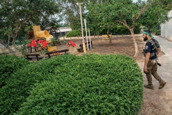 "Nunca olvidemos cómo los hombres de Gaza salieron a cazar niños judíos el 7 de octubre y el mundo que aplaudió esto.  
Nunca".

Vía <a href="/RabbiPoupko/">Rabbi Poupko</a>