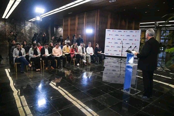 Presidente Miguel Díaz Canel Bermúdez👇

✊ Cuba ha recibido apoyos de la comunidad internacional. Expresiones de solidaridad de países y movimientos sociales. Hay empresas, actores de varias partes dispuestos a trabajar con Cuba, a pesar de las actuales circunstancias.