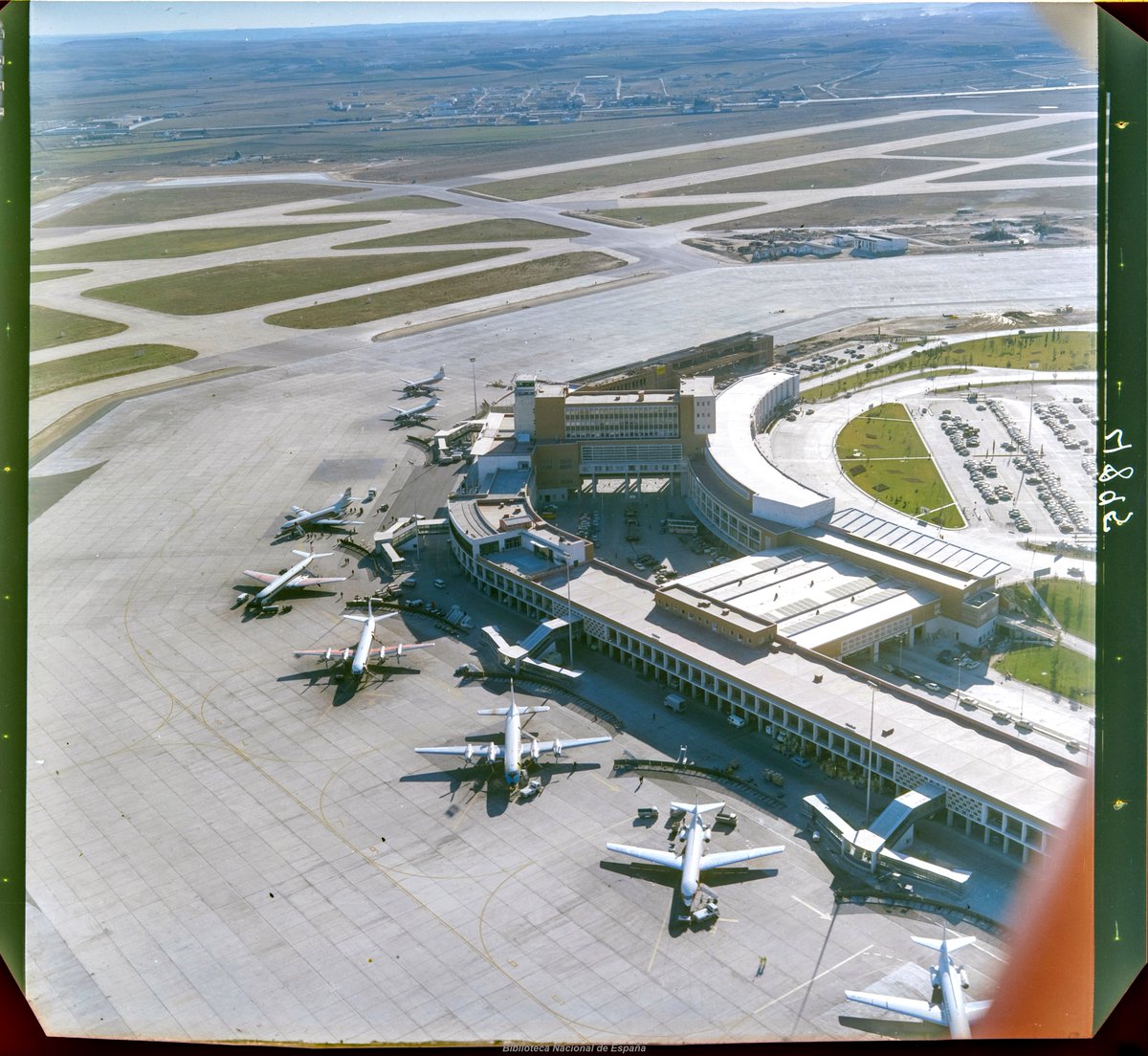 MadridAntiguo's tweet photo. Aeropuerto de Barajas, 1966. En esta otra espectacular vista vemos que la antigua terminal ha desaparecido respecto a las imágenes de abajo y que, además, aparece en obras de ampliación la actual terminal 2. ¿Qué compañías aéreas se ven? (Archivo Bagüés, BNE) https://t.co/nsm9rKbSxb