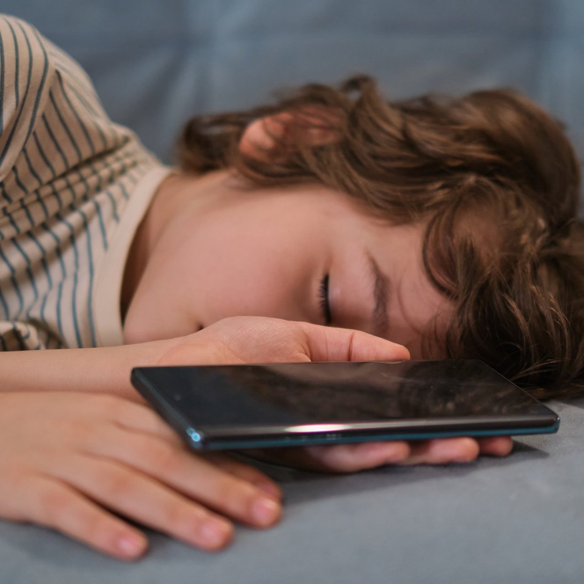 Nörobilimci Dr. Horvath: "Z kuşağı, ebeveynlerinden daha az zeki olan ilk nesil oldu.

Uyanık olduğu zamanın yarısından fazlasını ekrana bakarak geçiriyorlar."