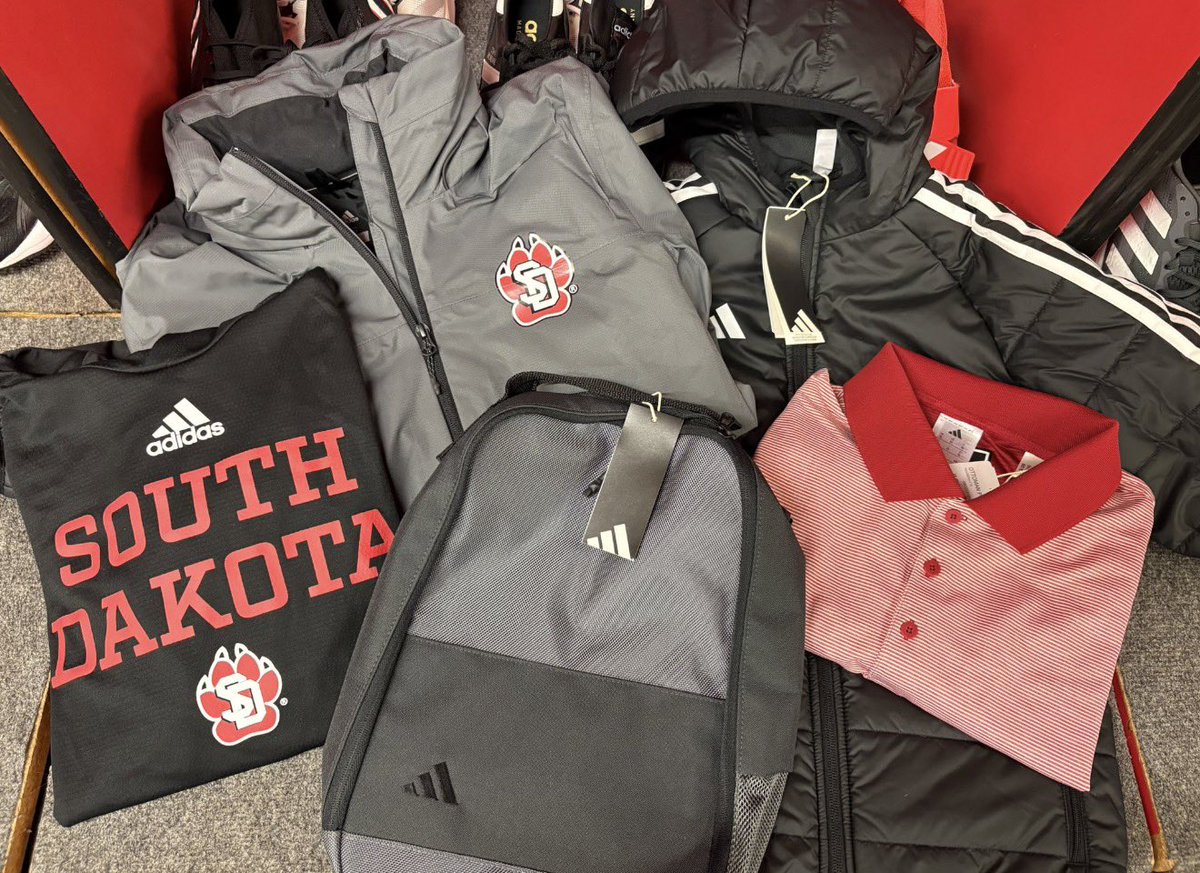SDCoyotes's tweet image. Before the Feb. 11 @SDCoyotesMBB matchup vs. North Dakota, stop by the Athletic Department Gear Sale in the Dome Club from 6–7 PM! Must have a ticket to the game to attend.

Helmets, jackets, shoes, jerseys &amp;amp; more!

📰 bit.ly/4pPgoSR
🎟️ GoYotes.com/Tickets