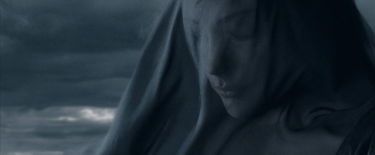 Vi la trilogía de The Lord Of The Rings, versión extendida, en cine. Casi 4 horas por película. Salas con mucha gente y nadie usó el teléfono. Aplausos al final de cada una. Realmente son un milagro cinematográfico que debería volver a salas todos los años.