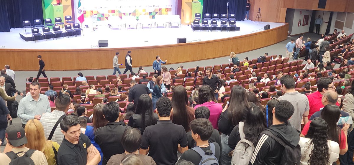 JosemaLaes's tweet photo. @AMFranquicias y @AyuntamientoCLN realizan hoy el "Encuentro de Negocios y Franqucias".

Supone un evento para emprendedores, empresarios e inversionistas.  

Al público dirigido, deben de saber que el tiempo es oro.  9:40 am y aun no empieza.

Banda +UAS = EVENTO POLÍTICO  🤡🤦‍♂️ https://t.co/ovY6oXHplt