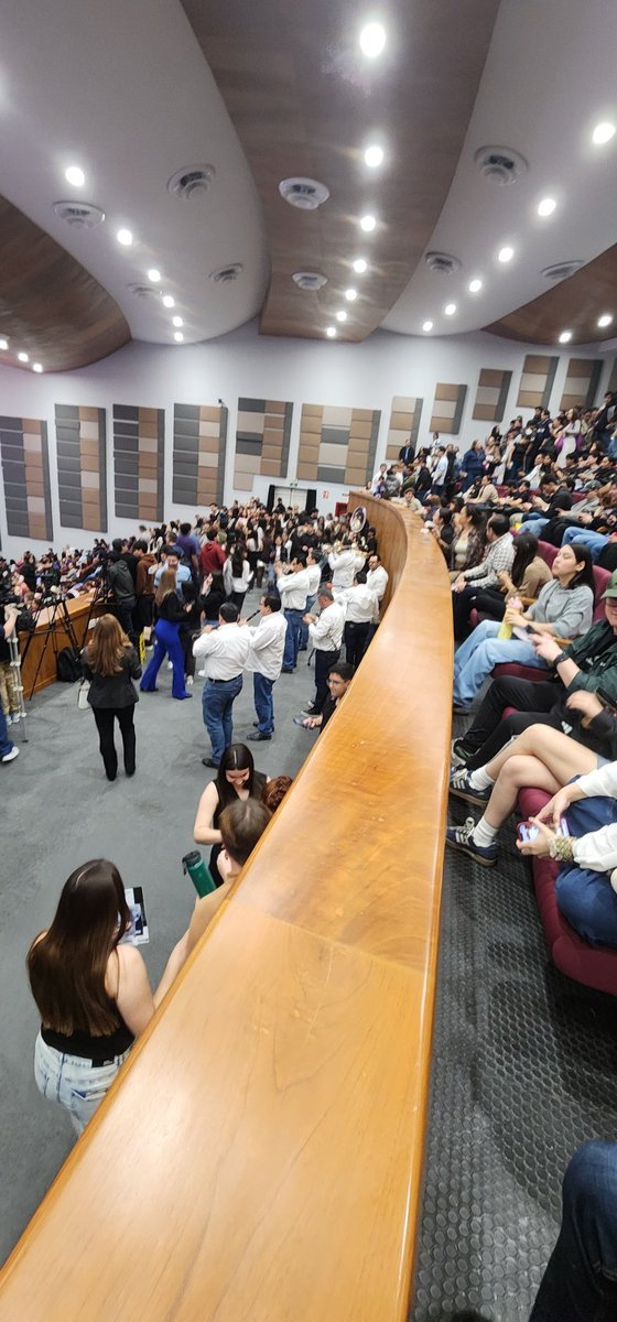 JosemaLaes's tweet photo. @AMFranquicias y @AyuntamientoCLN realizan hoy el "Encuentro de Negocios y Franqucias".

Supone un evento para emprendedores, empresarios e inversionistas.  

Al público dirigido, deben de saber que el tiempo es oro.  9:40 am y aun no empieza.

Banda +UAS = EVENTO POLÍTICO  🤡🤦‍♂️ https://t.co/ovY6oXHplt