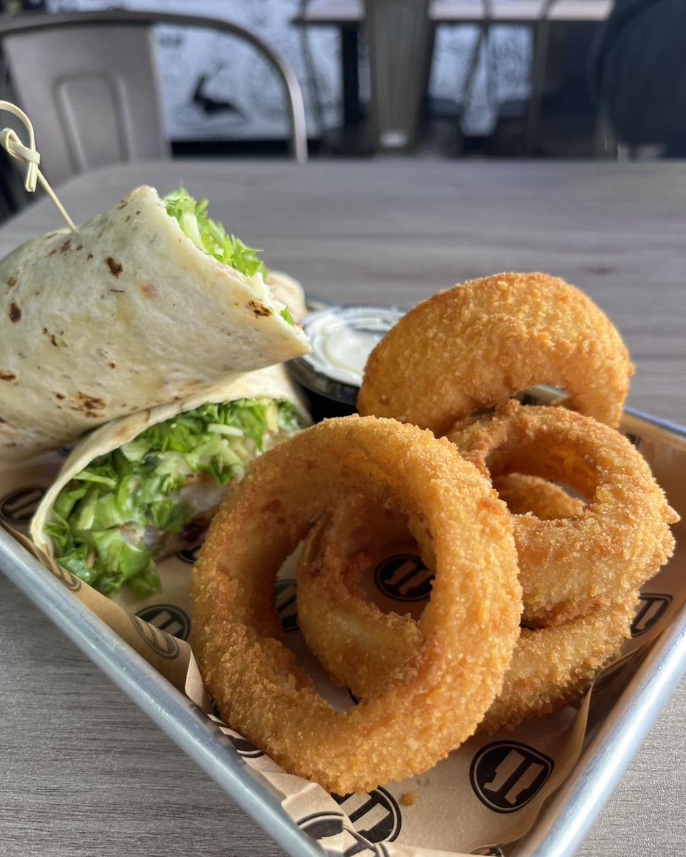 Arcade_11's tweet image. Craving a delicious lunch that won't break the bank? 🌯 Our chicken wraps are just what you need! Choose from grilled or crispy chicken in Buffalo, Honey Mustard, or Chicken Bacon Ranch flavors for only $9! #lunchspecials #yumyum
