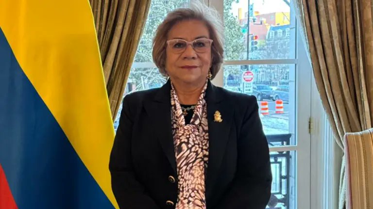 ElDatoEcua's tweet photo. #Urgente COLOMBIA CONFIRMA NEGOCIACIONES CON ECUADOR PARA EVITAR LOS ARANCELES DEL 30 %
La Canciller reveló que Colombia negocia con Ecuador propuesta para evitar aranceles: “Sería mutuo”
La canciller aseguró que colombia está dispuesto a retirar la medida anunciada para un grupo de productos provenientes de Ecuador si ese país hace lo mismo.
Rosa Villavicencio, aseguró que ya hay negociaciones en curso con Ecuador para evitar los aranceles de 30% anunciados por parte y parte.