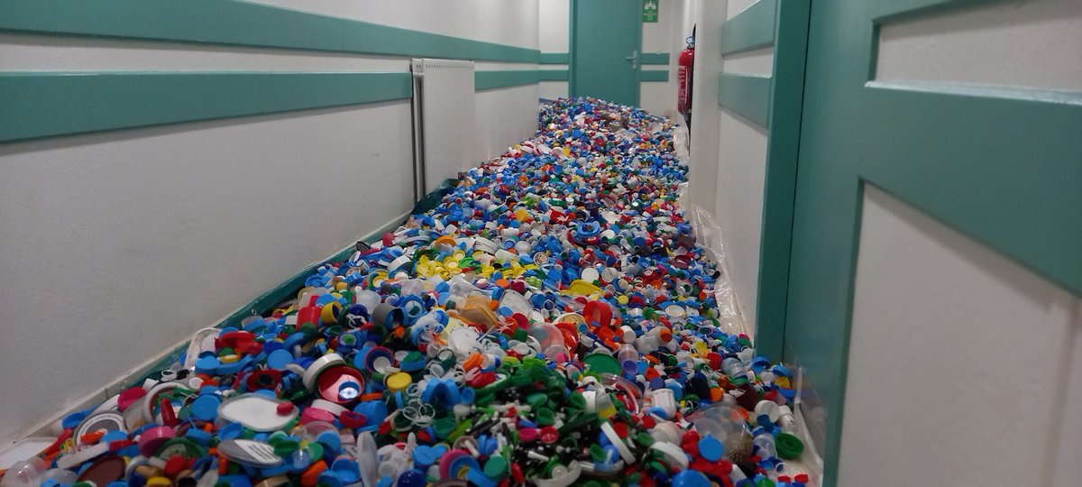 Pourquoi ces #bouchons #plastique dans ce couloir, IA ou cliché réel ? la réponse à venir sur notre facebook <a href="/eveilponto/">L'Éveil de Pont-Audemer</a> <a href="/ac_normandie/">Académie de Normandie</a> <a href="/PoliceNat76/">Police nationale 76</a> <a href="/seinemaritime/">Seine-Maritime</a> <a href="/EureenNormandie/">Département de l’Eure</a> <a href="/presse_30/">#Presse30</a> <a href="/f3normandie/">France 3 Normandie</a> <a href="/ici_hnormandie/">ICI Normandie (Seine-Maritime - Eure)</a> <a href="/lecocqcharlotte/">Charlotte Parmentier Lecocq</a>