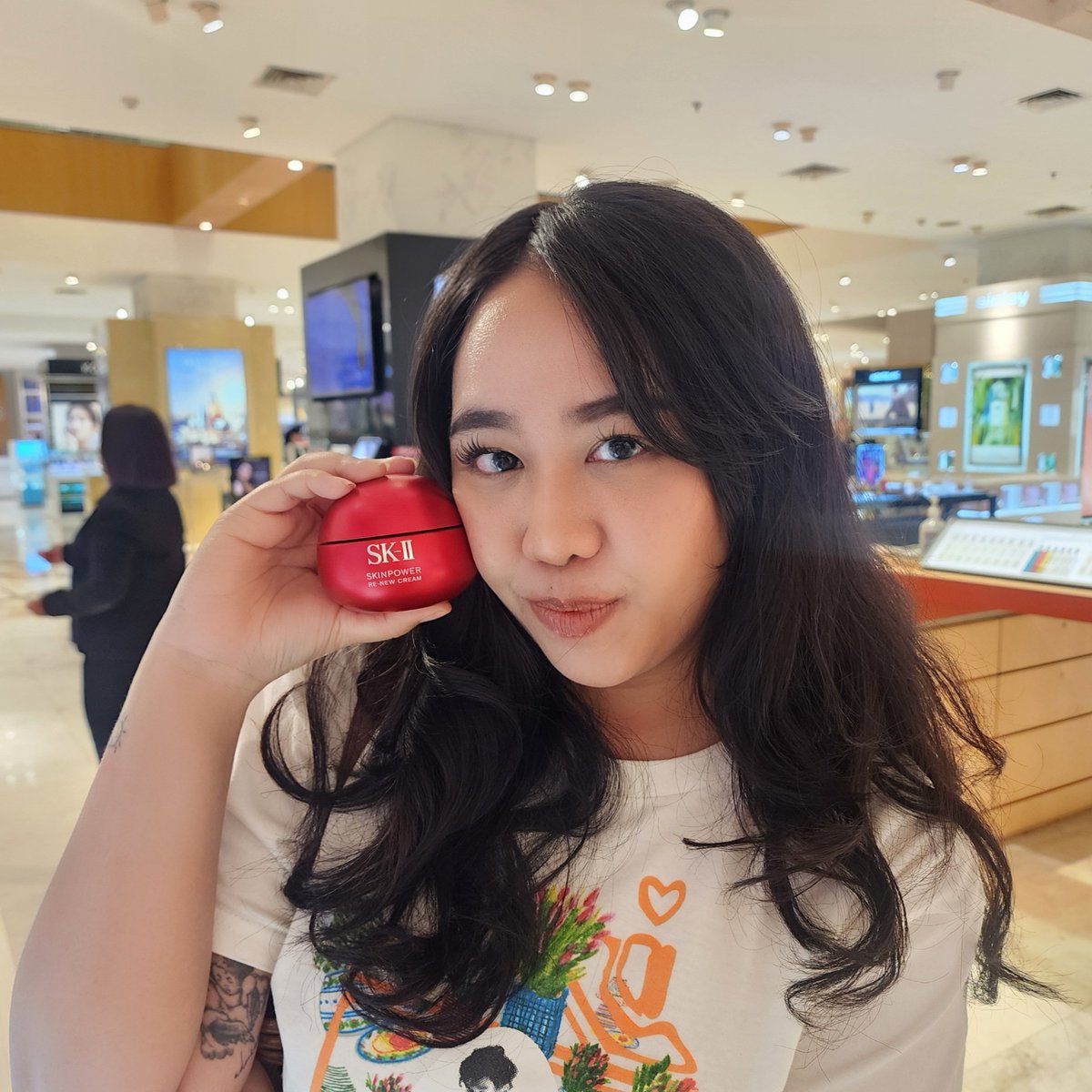 virtualdiaries_'s tweet photo. Plump skin starts with the right care✨
Participating in the #PlumpSquishChallenge with SK-II SKINPOWER Re-New Cream, made even more special with P'Tay! ❤️✨
Fingers crossed for a little bit of luck🤞🏻🍀

#SKIIxTayTawan  
#SKIIID https://t.co/EO0p1BXL0Z