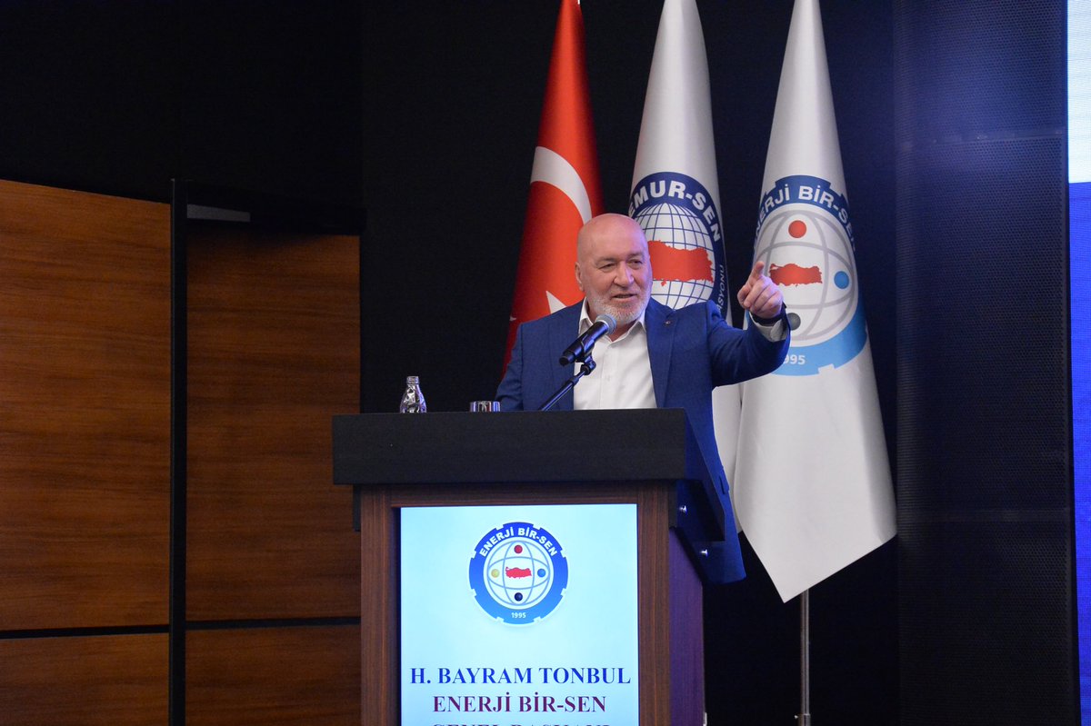 HBTONBUL's tweet photo. Teşkilat eğitim programımızın ilk gününü verimli ve dolu dolu tamamladık. 

Konfederasyon Genel Başkanımız Ali Yalçın’ın katılımı ve ufuk açıcı değerlendirmeleriyle başlayan programımız, alanında yetkin ve kıymetli eğitimcilerimizin katkılarıyla güçlü bir içerik kazandı. 

Eğitim sürecinde; sendikal çalışmalarda iletişim, algı ve itibar yönetimi, erteleme davranışının psikolojik boyutları, aidiyet ve kurum kültürü, yöneticinin sorumluluğu, kişisel gelişim ile protokol kuralları başlıkları ele alınmış; teşkilatımızın kurumsal kapasitesini ileriye taşıyacak önemli paylaşımlar yapılmıştır.

Bu vesileyle, programımıza değer katan Konfederasyon Genel Başkanımız Ali Yalçın’a; bilgi ve tecrübelerini bizlerle paylaşan Prof. Dr. Mustafa Bostancı’ya, Prof. Dr. Mehmet Kandemir’e, İsmail Akbıyık’a ve Cengiz Ergül’e teşekkür ediyorum.

Eğitime gösterdikleri ilgi, disiplin ve katkılarıyla programın niteliğini yükselten tüm teşkilat mensuplarımıza da ayrıca şükranlarımı sunuyorum.

@_aliyalcin_ 
@MemurSenKonf 
@Enerji1sen
