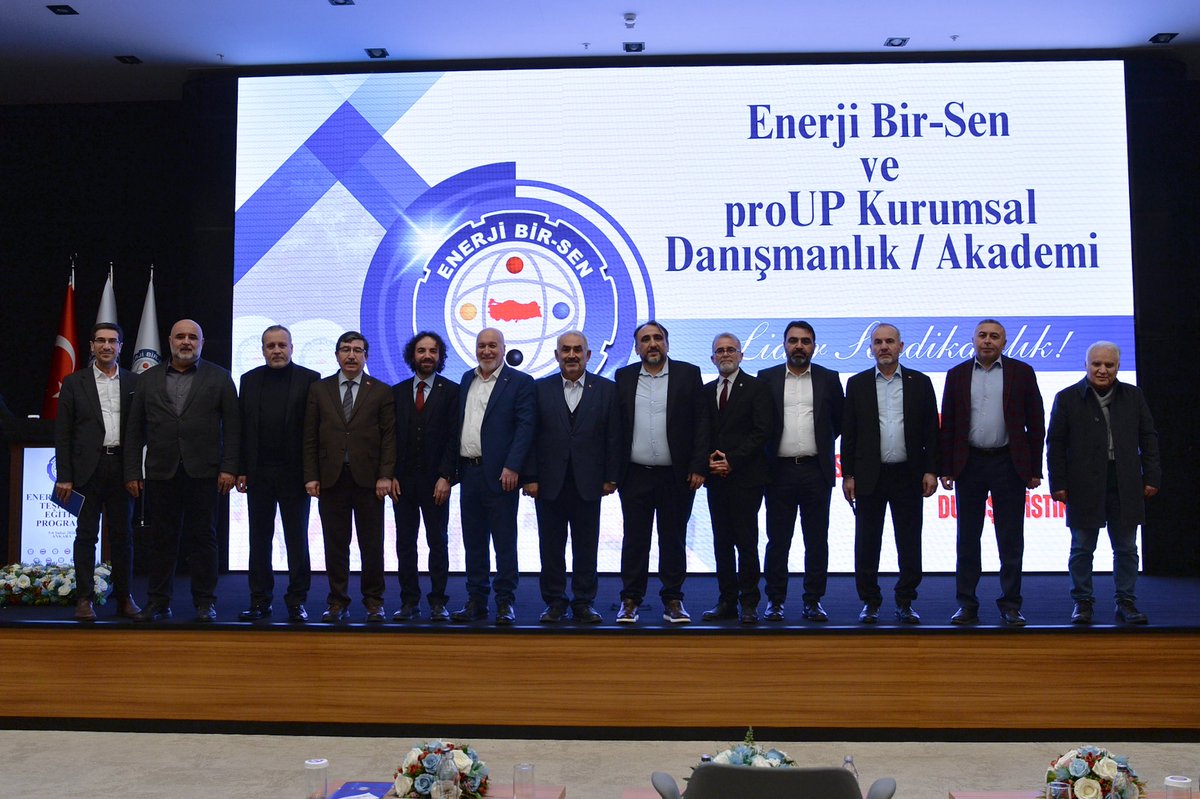 HBTONBUL's tweet photo. Teşkilat eğitim programımızın ilk gününü verimli ve dolu dolu tamamladık. 

Konfederasyon Genel Başkanımız Ali Yalçın’ın katılımı ve ufuk açıcı değerlendirmeleriyle başlayan programımız, alanında yetkin ve kıymetli eğitimcilerimizin katkılarıyla güçlü bir içerik kazandı. 

Eğitim sürecinde; sendikal çalışmalarda iletişim, algı ve itibar yönetimi, erteleme davranışının psikolojik boyutları, aidiyet ve kurum kültürü, yöneticinin sorumluluğu, kişisel gelişim ile protokol kuralları başlıkları ele alınmış; teşkilatımızın kurumsal kapasitesini ileriye taşıyacak önemli paylaşımlar yapılmıştır.

Bu vesileyle, programımıza değer katan Konfederasyon Genel Başkanımız Ali Yalçın’a; bilgi ve tecrübelerini bizlerle paylaşan Prof. Dr. Mustafa Bostancı’ya, Prof. Dr. Mehmet Kandemir’e, İsmail Akbıyık’a ve Cengiz Ergül’e teşekkür ediyorum.

Eğitime gösterdikleri ilgi, disiplin ve katkılarıyla programın niteliğini yükselten tüm teşkilat mensuplarımıza da ayrıca şükranlarımı sunuyorum.

@_aliyalcin_ 
@MemurSenKonf 
@Enerji1sen