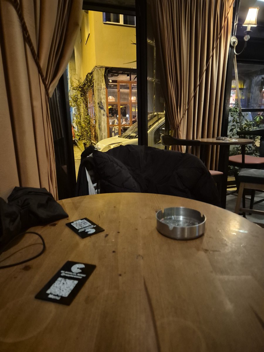 222erg's tweet photo. dateimize gelmedi bucadan bornovaya cok uzun sürdügü icin gelmekten vazgecmis. sirinyerde inip eve dönmüs #selfdate https://t.co/IHhaYBoepX
