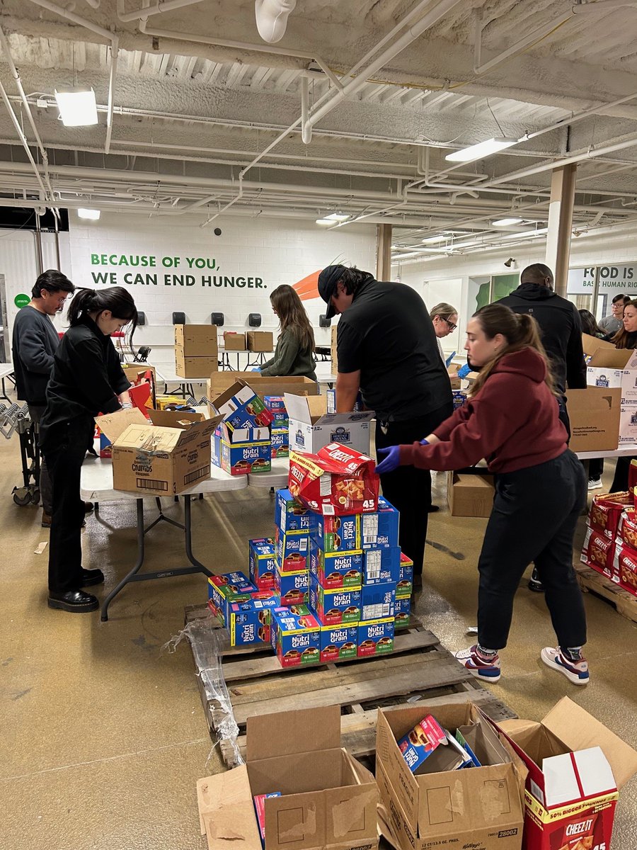 Legat_Architect's tweet photo. Legat's Chicago studio volunteered at the Chicago @FoodDepository warehouse in the Archer Heights neighborhood. Their final tally: 5,775 pounds of food serving 3,850 households!
#CommunityImpact #fightinghunger #foodsecurity #hungerrelief #neighborshelpingneighbors #giveback https://t.co/wwCAVspSgp