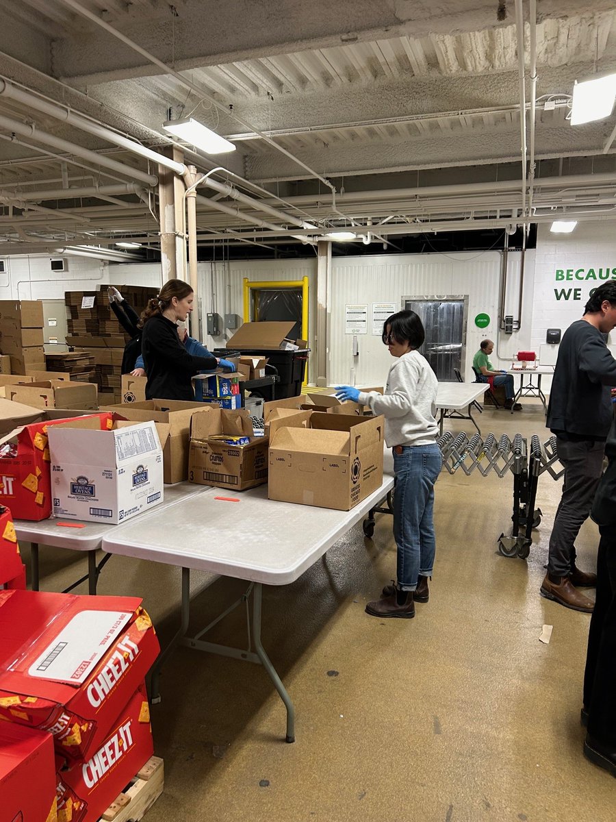 Legat_Architect's tweet photo. Legat's Chicago studio volunteered at the Chicago @FoodDepository warehouse in the Archer Heights neighborhood. Their final tally: 5,775 pounds of food serving 3,850 households!
#CommunityImpact #fightinghunger #foodsecurity #hungerrelief #neighborshelpingneighbors #giveback https://t.co/wwCAVspSgp