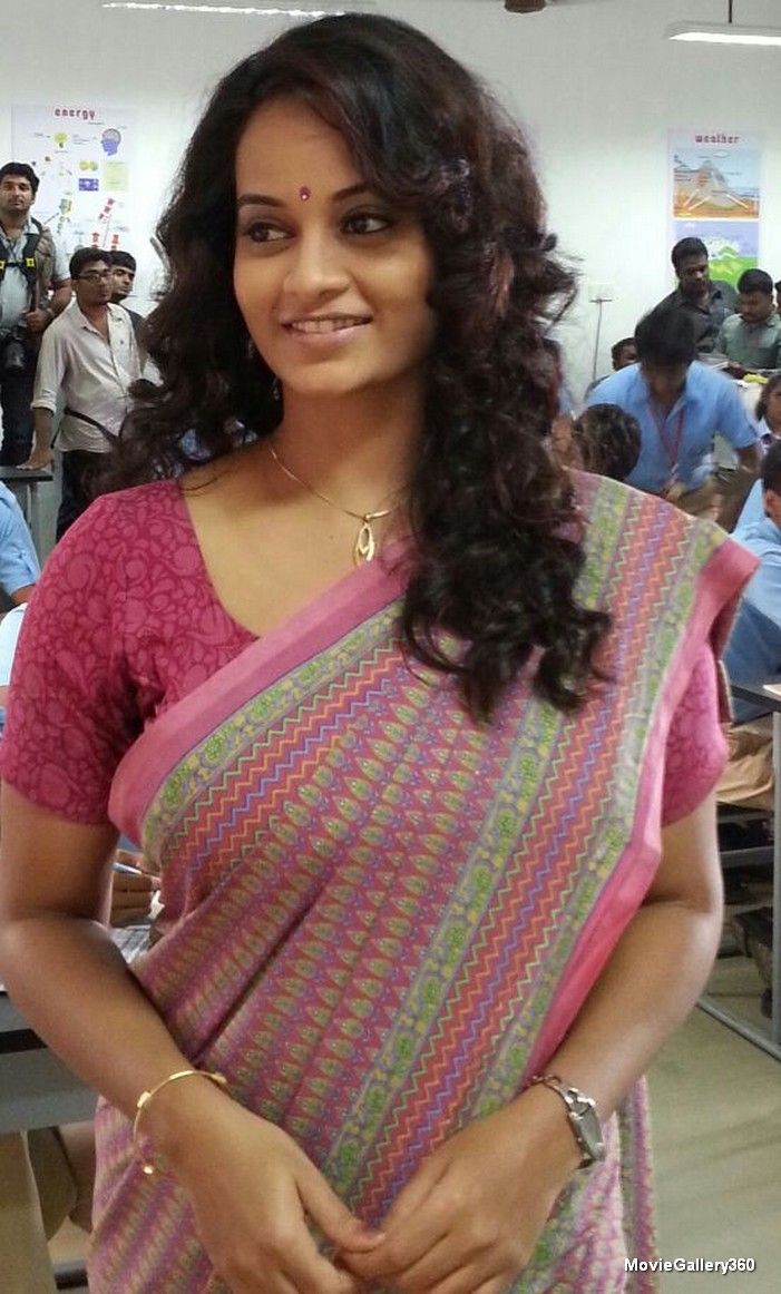 NoseL0ve's tweet photo. Who's too graceful in saree https://t.co/xEiEmn2iLr