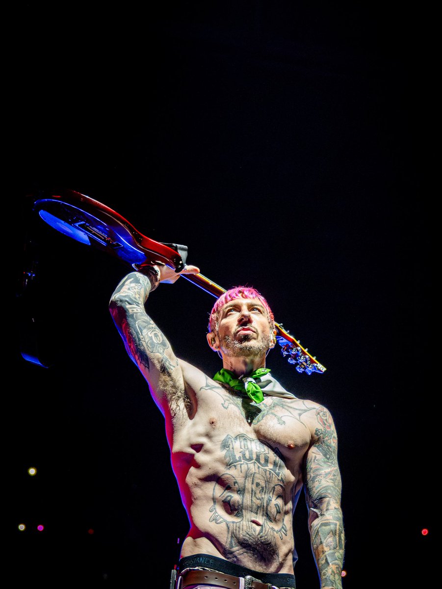 Vengenz1's tweet image. Puerto Rico, Mexico, Colombia, Chile, Brazil, Argentina and to the fans who traveled to share these nights with us…You have been my family when I needed it the most.  I can’t wait to return 🥹🙏🏻🫶 📷@EllenArtie