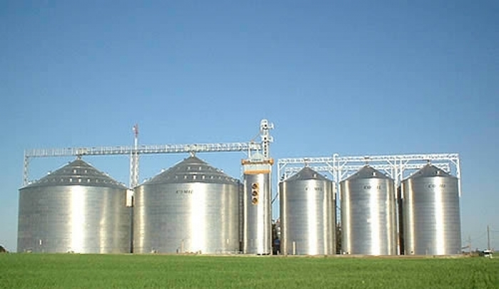 GalindezM3's tweet photo. Los @acopiadores salieron hoy a denunciar que algunos exportadores multinacionales les obligan a informarles datos relevantes y sensibles de todos sus productores clientes como requisito ineludible para comprarles #soja. "Es ilegal y abusivo", dicen. 1/5 https://t.co/NnLhX2if8i