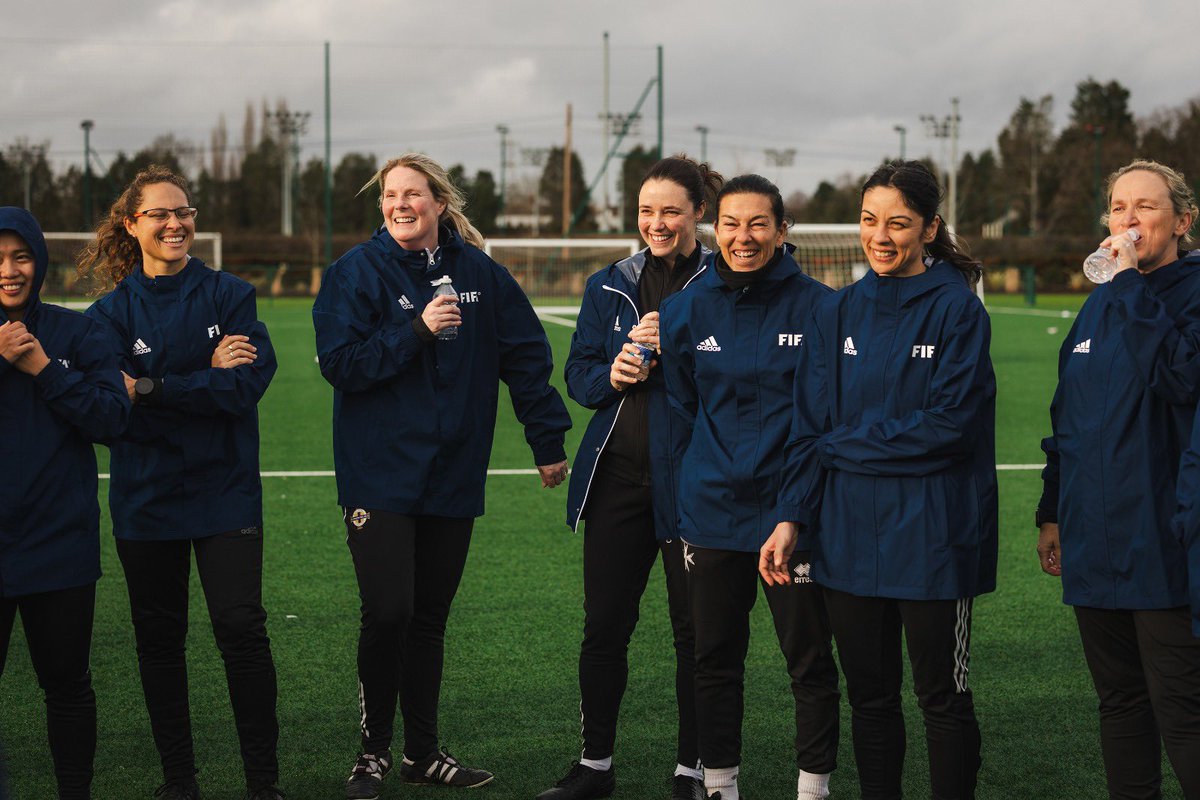 MilliTakimlar's tweet photo. FIFA Elit Antrenör Eğitimi Mentörlük Programı, 29 Ocak - 3 Şubat tarihleri arasında İngiltere'nin başkenti Londra'da düzenlendi. Program kapsamındaki eğitimde Türkiye Futbol Federasyonu'nu, U17 Kız Millî Takım Teknik Sorumlusu Nazlı Ceylan Demirbağ temsil etti.

Çeşitli ülkelerden 20 kadın antrenörün; aralarında Arthur Elias (Brezilya), Desiree Ellis (Güney Afrika), Francisco Neto (Portekiz), Joe Montemurro (Avustralya), Nils Nielsen (Japonya) ve Angelo Marsiglia (Kolombiya) gibi millî takım teknik direktörleri ile Tina Theune (Almanya), Even Pellerud (Norveç) ve Corinne Diacre (Fransa) gibi FIFA Kadınlar Dünya Kupası ile özdeşleşmiş isimlerin de yer aldığı mentörlerden destek aldığı eğitimde, gelecek nesil kadın antrenörlerin liderlik, teknik gelişim ve uluslararası iş birliği alanlarında güçlenmesi amaçlandı.

Kadın antrenör profesyonellerine kesintisiz destek sunan güçlü bir dayanışma ağı oluşturmayı hedefleyen programın ilki Temmuz ayında İsviçre'nin Zürih şehrinde gerçekleştirildi. 18 ay sürecek programın Londra'daki ikinci etabında katılımcılar; büyük bir turnuvada maçtan iki gün önceki taktik antrenmanların planlanması, uygulanması ve değerlendirilmesi süreçlerini, saha içi ve saha dışı görevlendirmeler ile mesaj netliği, karar alma ve öğrenme kontrolü odağında uygulamalı olarak çalıştı.

U17 Kız Millî Takım Teknik Sorumlusu Nazlı Ceylan Demirbağ da eğitim kapsamında "Taktik Antrenman" konulu bir sunum gerçekleştirdi.

Seminerde ayrıca, FIFA tarafından ilk kez düzenlenen ve Arsenal'in şampiyon olduğu 2026 FIFA Kadınlar Şampiyonlar Kupası'ndaki Gotham-ASFAR üçüncülük karşılaşması ile Arsenal - Corinthians final müsabakası izlendi.