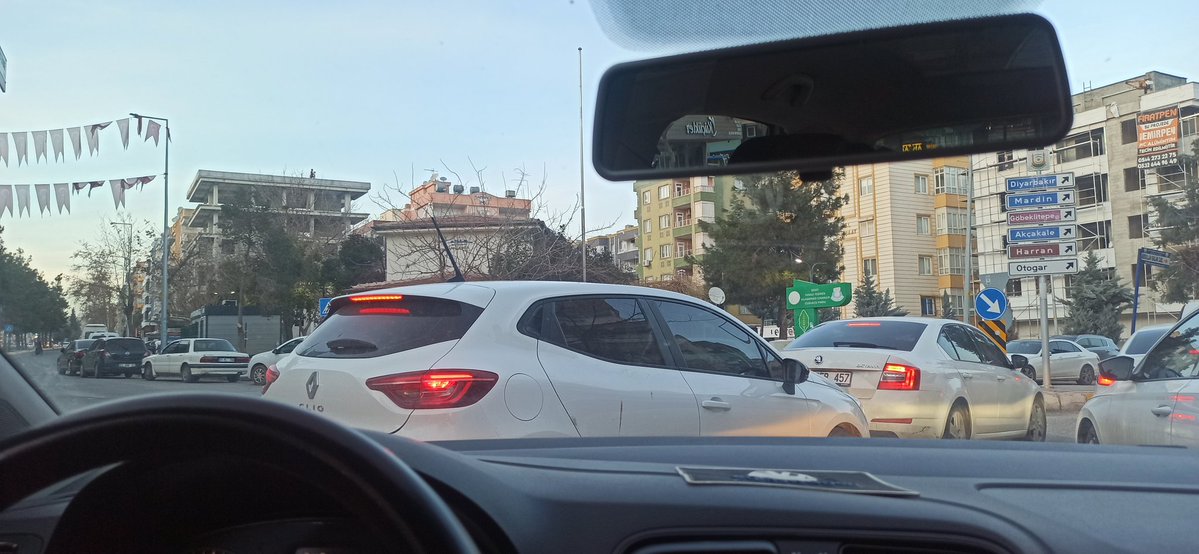 Şu reno sağ yola girmeye çalıştı ama yol tıkalı. Kendisi oraya geçmese onun sağındaki yol açılacak. Ama o tıkamayı tercih etti. Bunun ötesinde de başka bencil/ yoksun böyle yapacak. Zaten bir önceki kavşakta da böyle oldu. Gövde üzerindeki taşıdığınızı mantıklı kullanın😒