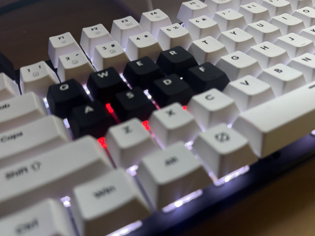 itopigg's tweet photo. palsar pcmk 3he tkl
LEDのライティング設定で白にしても水色っぽい光だったからピンクに設定したら真っ白になった https://t.co/opMTVS2Dth