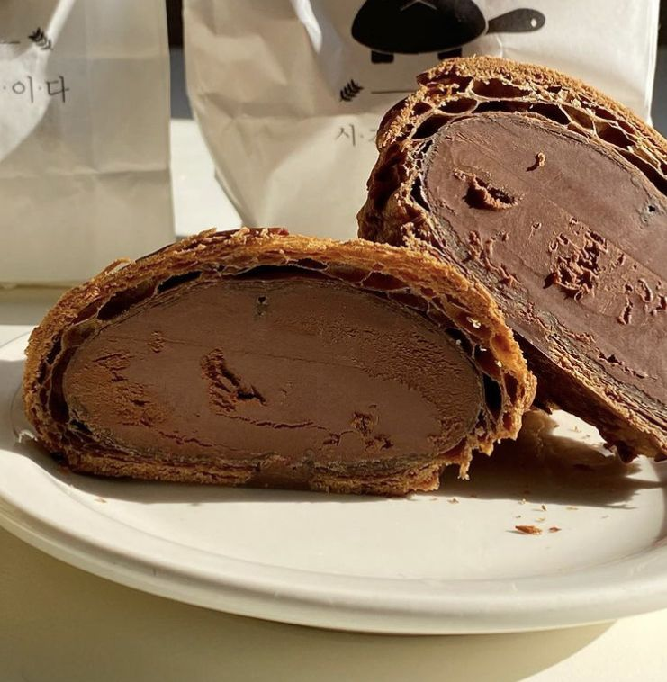 When I buy a chocolate croissant, this is how much chocolate I expect it to have inside